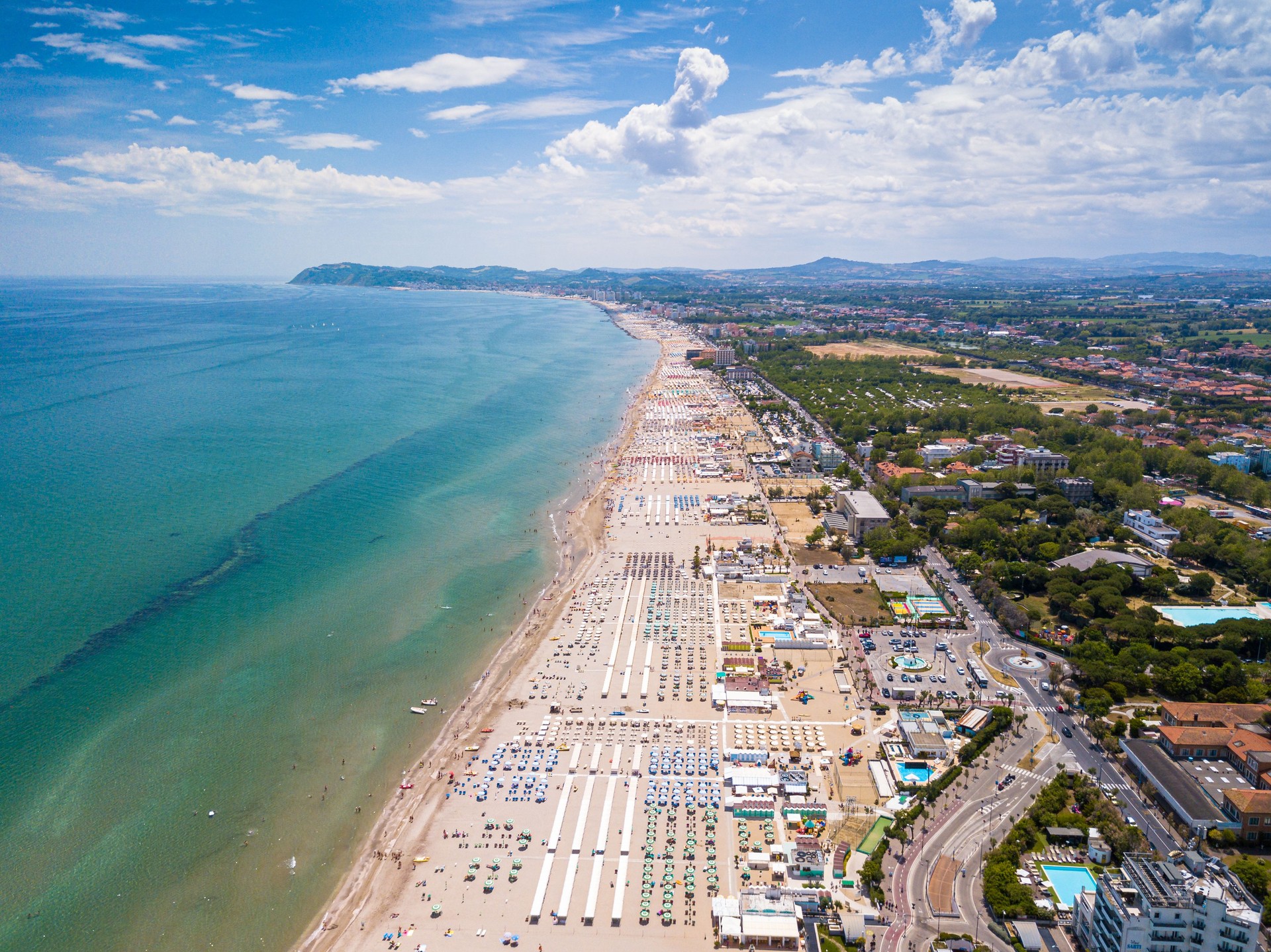 Vista aerea della costa romagnola con le spiagge di Riccione, Rimini e Cattolica