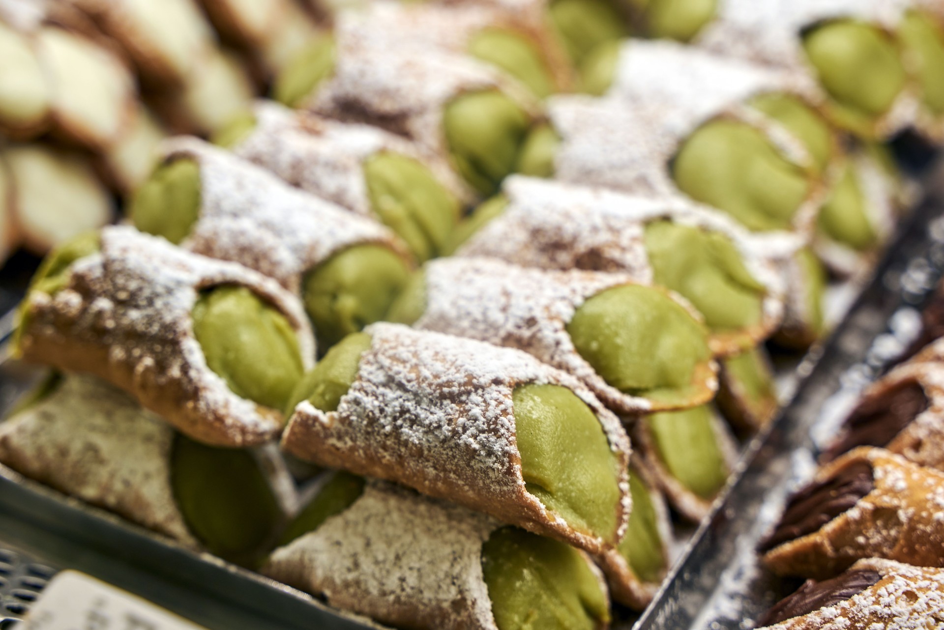 Cannoli siciliani con ripieno di pistacchi