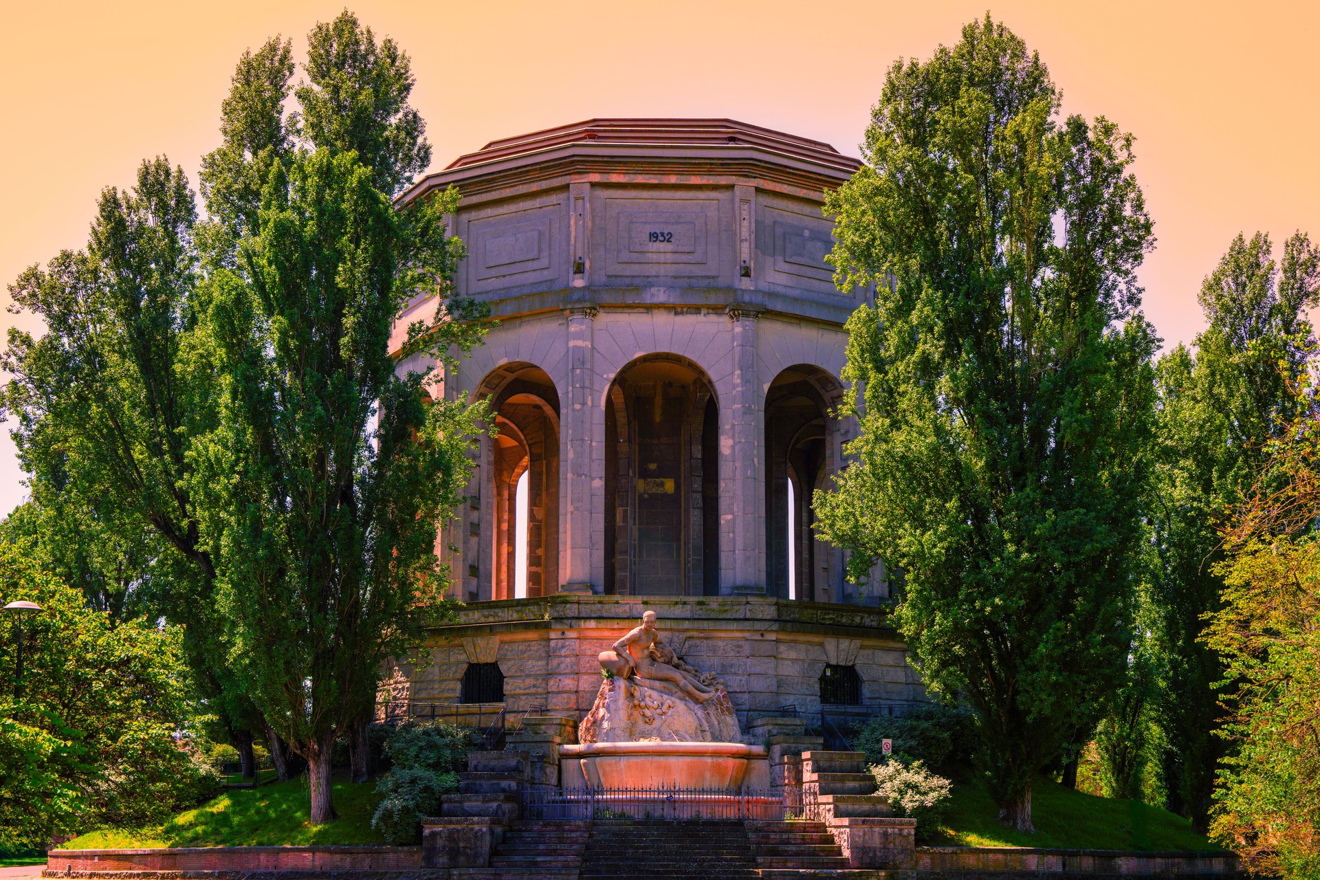 La torre in pietra dell'Acquedotto Monumentale di Ferrara, in Emilia-Romagna, una miscela iconica di ingegneria, storia e orgoglio civico che si erge al di sopra del paesaggio urbano