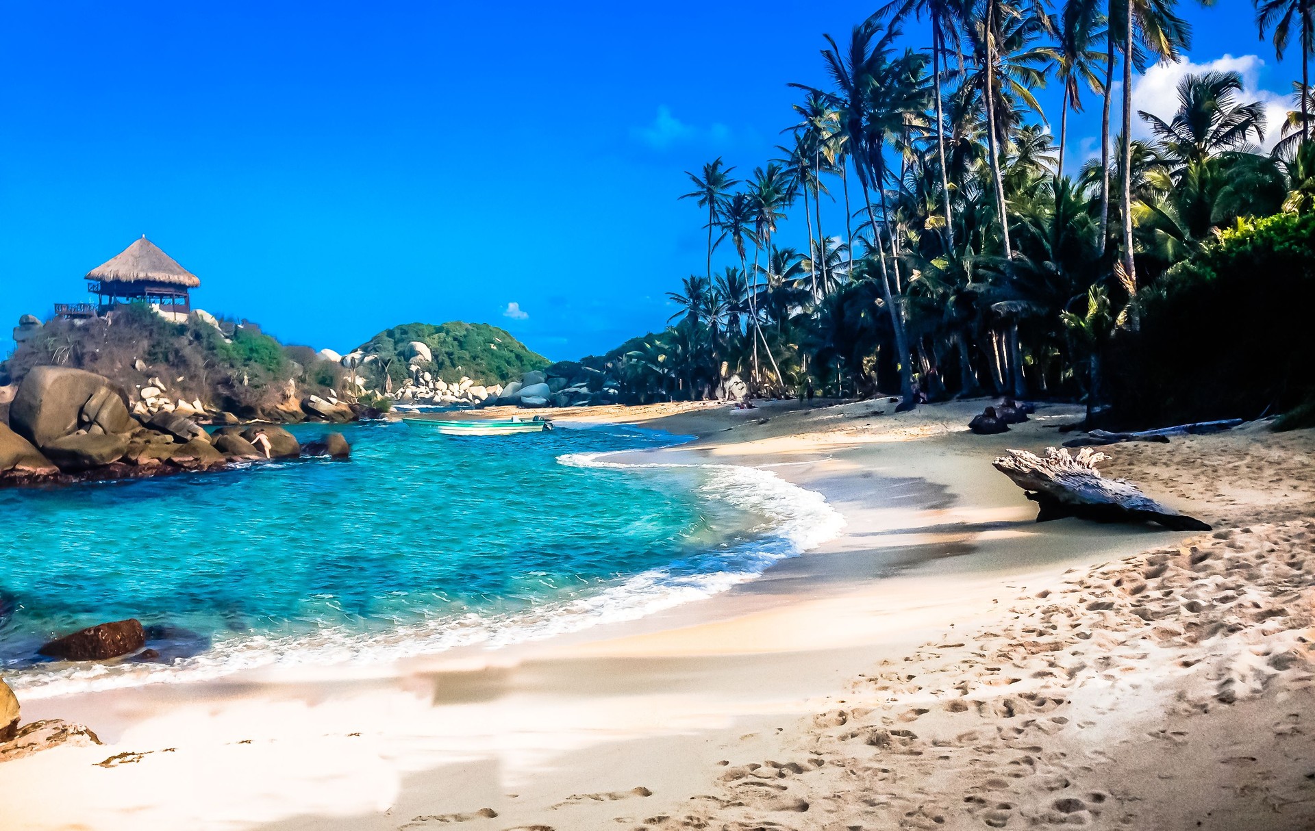Bella baia con spiaggia di sabbia bianca e acqua blu nel parco nazionale di Tayrona in Colombia