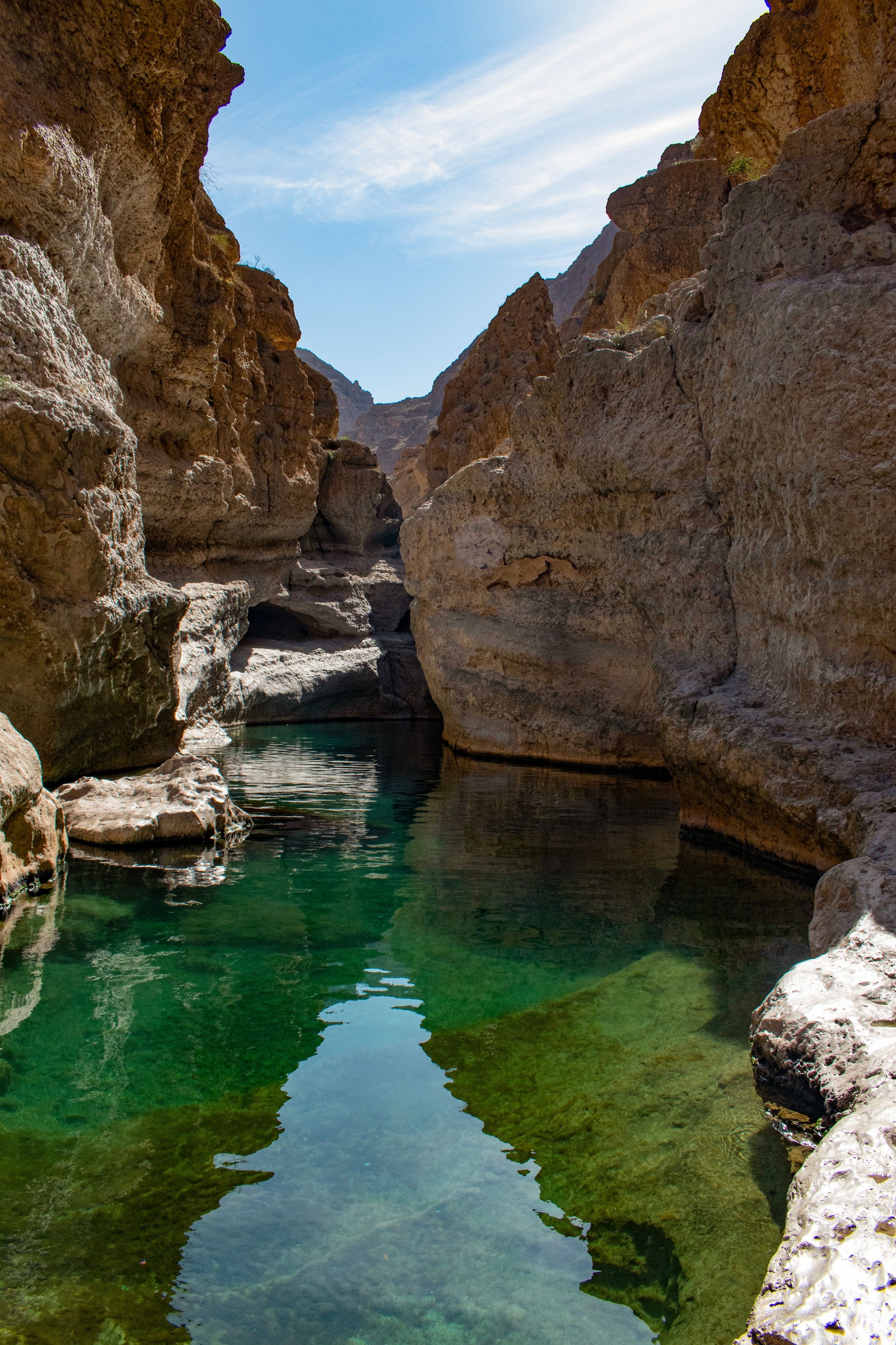 Oman, Medio Oriente: veduta del Wadi Shab, uno stretto canyon che ospita piscine di acqua cristallina e una cascata segreta all'interno di una grotta, una delle mete turistiche più famose del paese