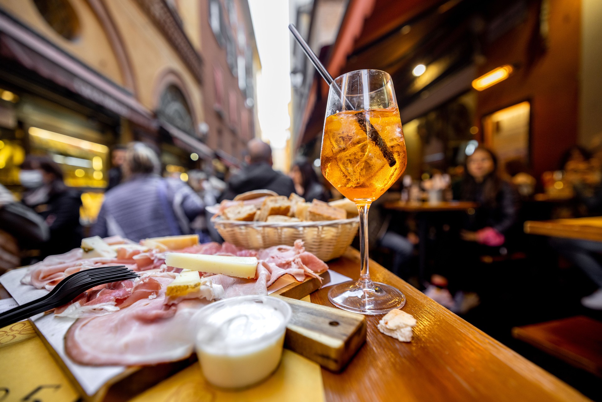 Piatto di carne italiana e bevanda sul tavolo al bar all'aperto