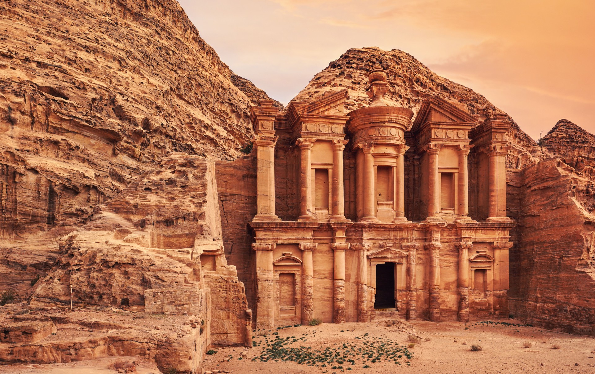 Ad Deir - Monastero - rovine scolpite in pareti rocciose a Petra Jordan