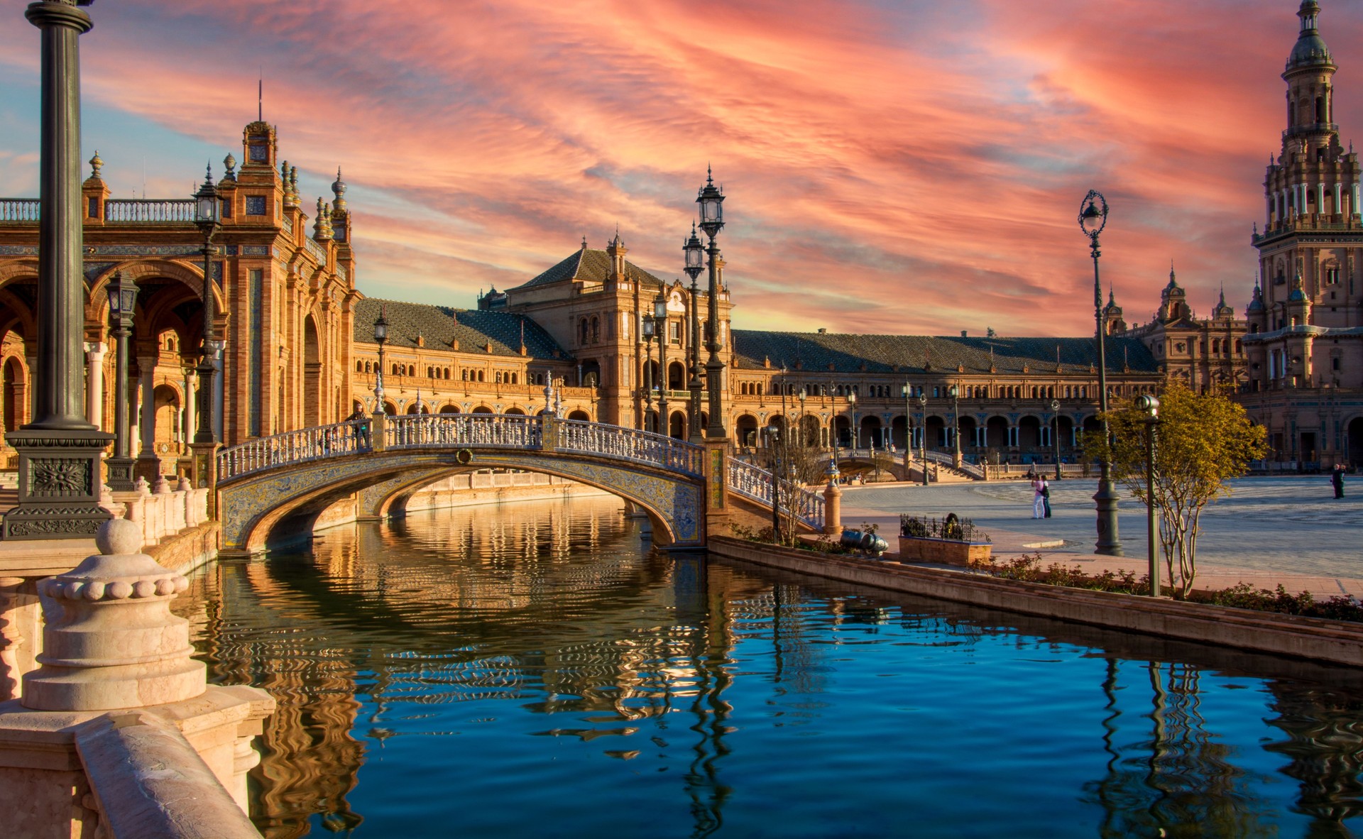 il sole tramonta sulla bellissima Siviglia in Andalusia Spagna